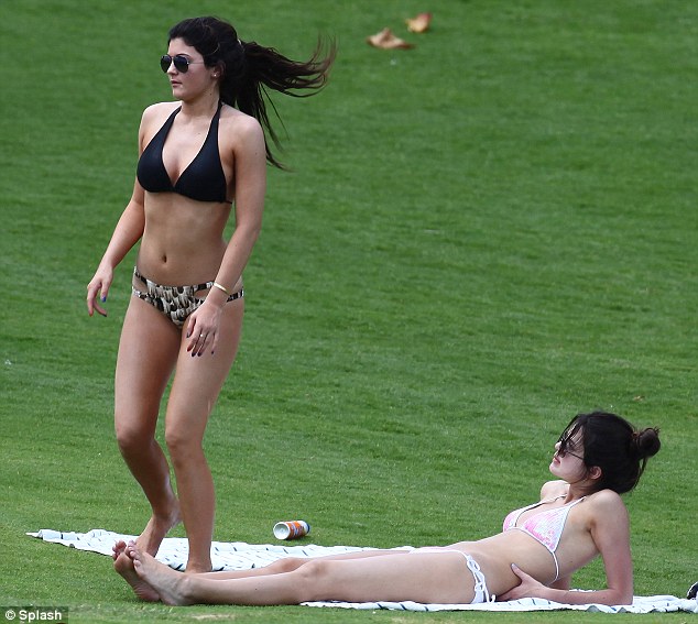 Kendall Jenner Hot in a two piece bikini in Hawaii